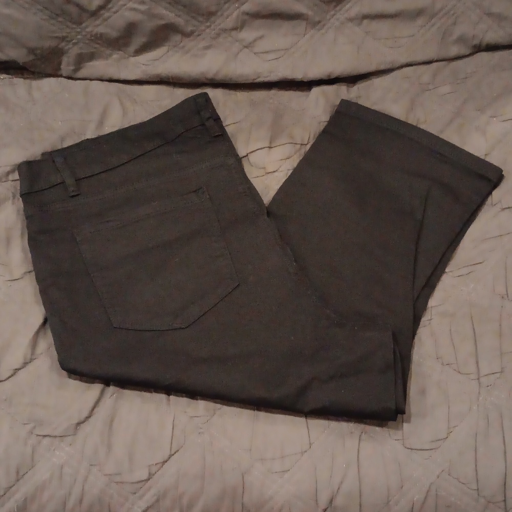 18 Lane Bryant black capri jeans